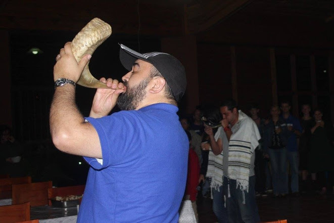 blowing the shofar blowing the shofar